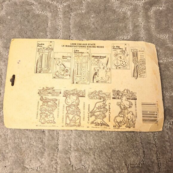 VINTAGE SPORTS THEME COOKIE CUTTERS NOS 1989 LK MANUFACTURING BAKING NIP RARE - Picture 2 of 7